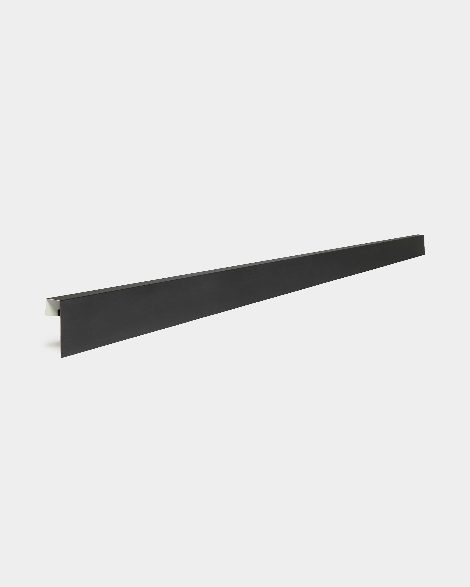 WoodUpp Aluwood 240 cm black aluminiumprofil med rätvinklig böj, utformad för användning med utomhuspaneler för fasad, idealisk för avslutning av panelkanter.